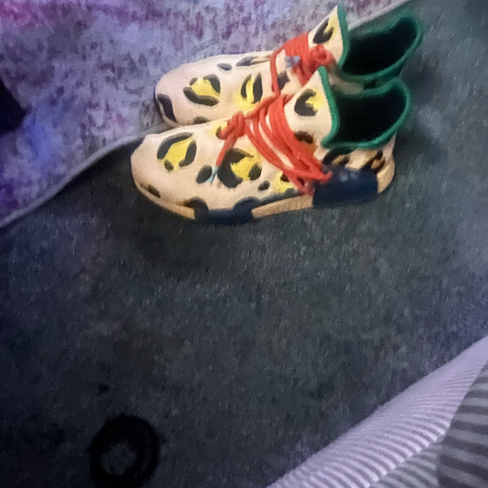 Pharrell Williams sneaks chats print a lot goin on. Very exotic - Picture 2 of 4